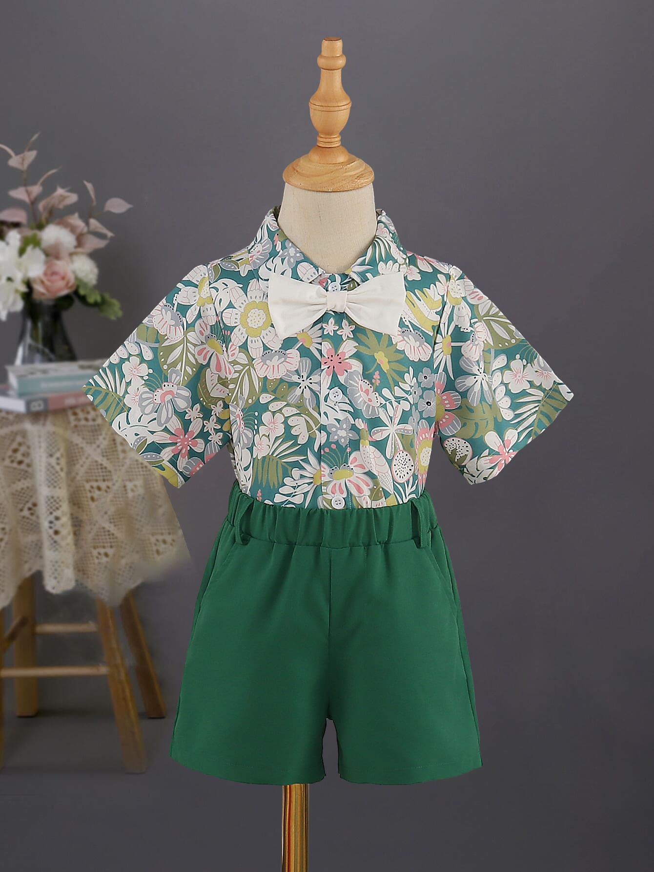 小男童花和熱帶圖案前蝴蝶結襯衫和短褲