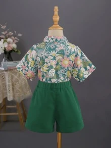 小男童花和熱帶圖案前蝴蝶結襯衫和短褲