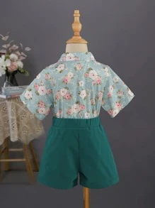 小男童熱帶圖案前蝴蝶結襯衫和附腰帶短褲