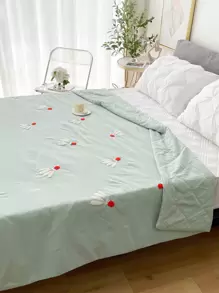 Pikowana narzuta z wyszytym sercem