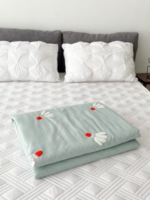 Pikowana narzuta z wyszytym sercem