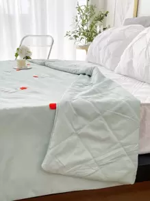 Pikowana narzuta z wyszytym sercem