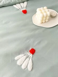 Pikowana narzuta z wyszytym sercem