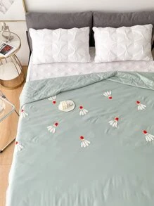 Pikowana narzuta z wyszytym sercem