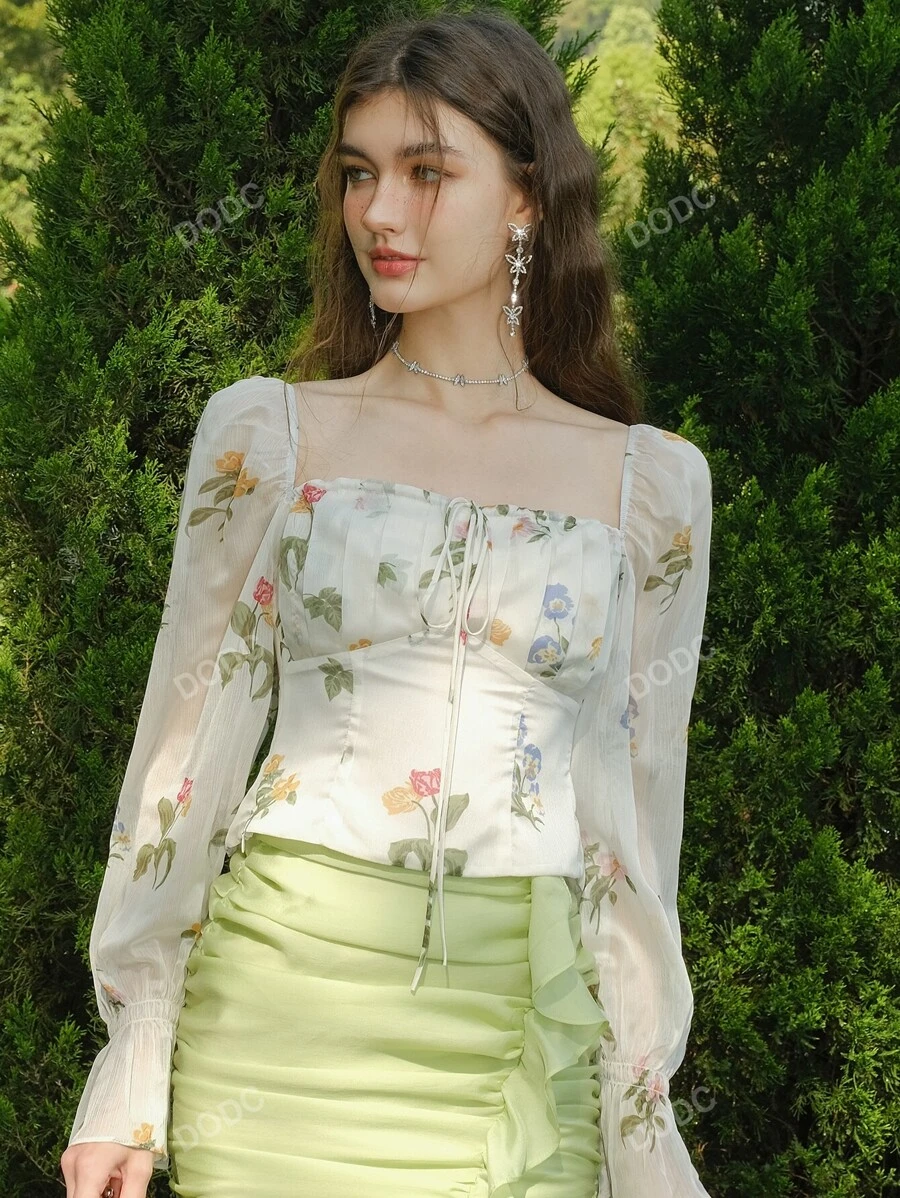 Blusa con estampado floral de cuello cuadrado con cordón delantero fruncido trasero de manga con volante