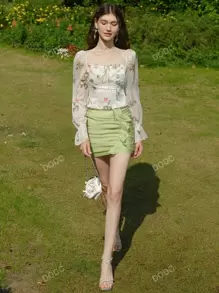 Blusa con estampado floral de cuello cuadrado con cordón delantero fruncido trasero de manga con volante