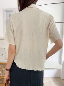 DAZY Nút lên kết cấu rau diếp Trim Tee - Màu be - Xem 2