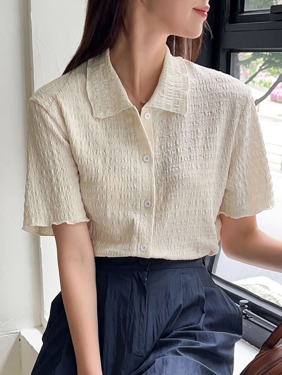 DAZY Nút lên kết cấu rau diếp Trim Tee - Màu be - Xem 1