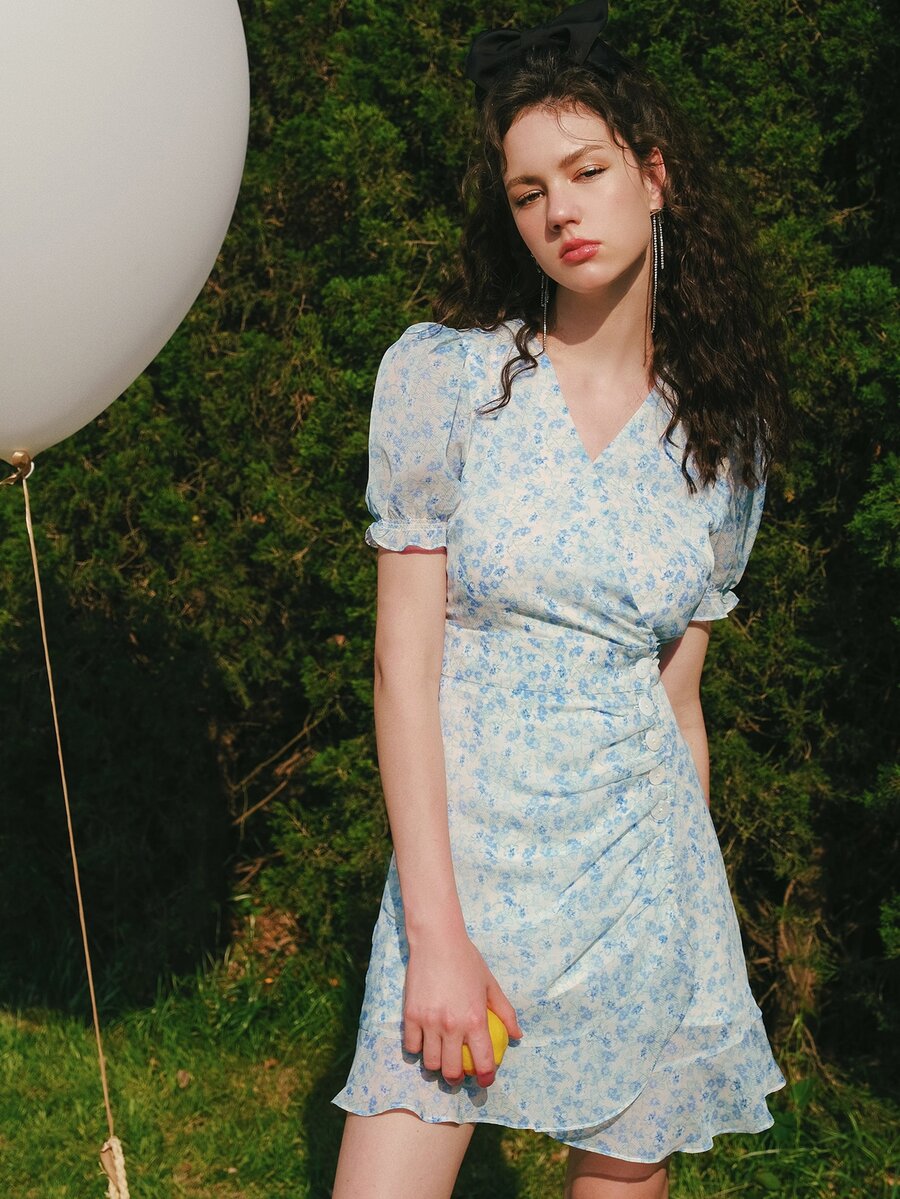 Vestido bajo cruzado floral fruncido de manga farol ribete con fruncido - Celeste - Ver 1