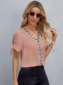 SHEIN Clasi V領豹紋印花開衩袖上衣 - 粉色 - 查看 1