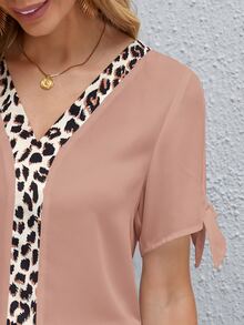 SHEIN Clasi V領豹紋印花開衩袖上衣 - 粉色 - 查看 3