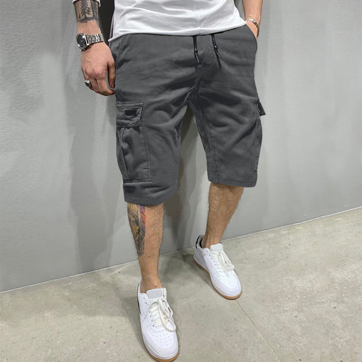 Pantalones cortos cargo holgados con bolsillo con solapa y cordón ajustable para hombres