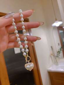 Pendentif en forme de cœur avec de faux perles et des billes. Bijou de cou adorable, parfait pour toute occasion : Saint-Valentin, Maman, Fête des mères, Cadeau