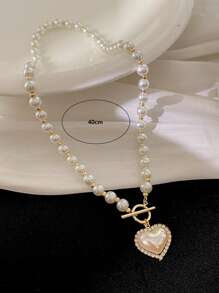 Pendentif en forme de cœur avec de faux perles et des billes. Bijou de cou adorable, parfait pour toute occasion : Saint-Valentin, Maman, Fête des mères, Cadeau