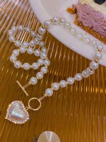 Pendentif en forme de cœur avec de faux perles et des billes. Bijou de cou adorable, parfait pour toute occasion : Saint-Valentin, Maman, Fête des mères, Cadeau