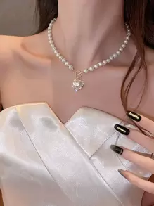 Pendentif en forme de cœur avec de faux perles et des billes. Bijou de cou adorable, parfait pour toute occasion : Saint-Valentin, Maman, Fête des mères, Cadeau