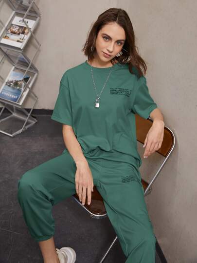 بطباعة شعار تي شيرت منخفض الاكتاف مع بنطلون رياضي طقم