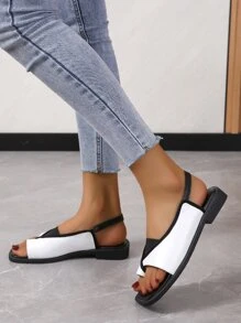 雙色T字帶涼鞋,時髦黑色和白色撞色女士平底涼鞋帶腳趾環 - 黑與白 - 查看 3