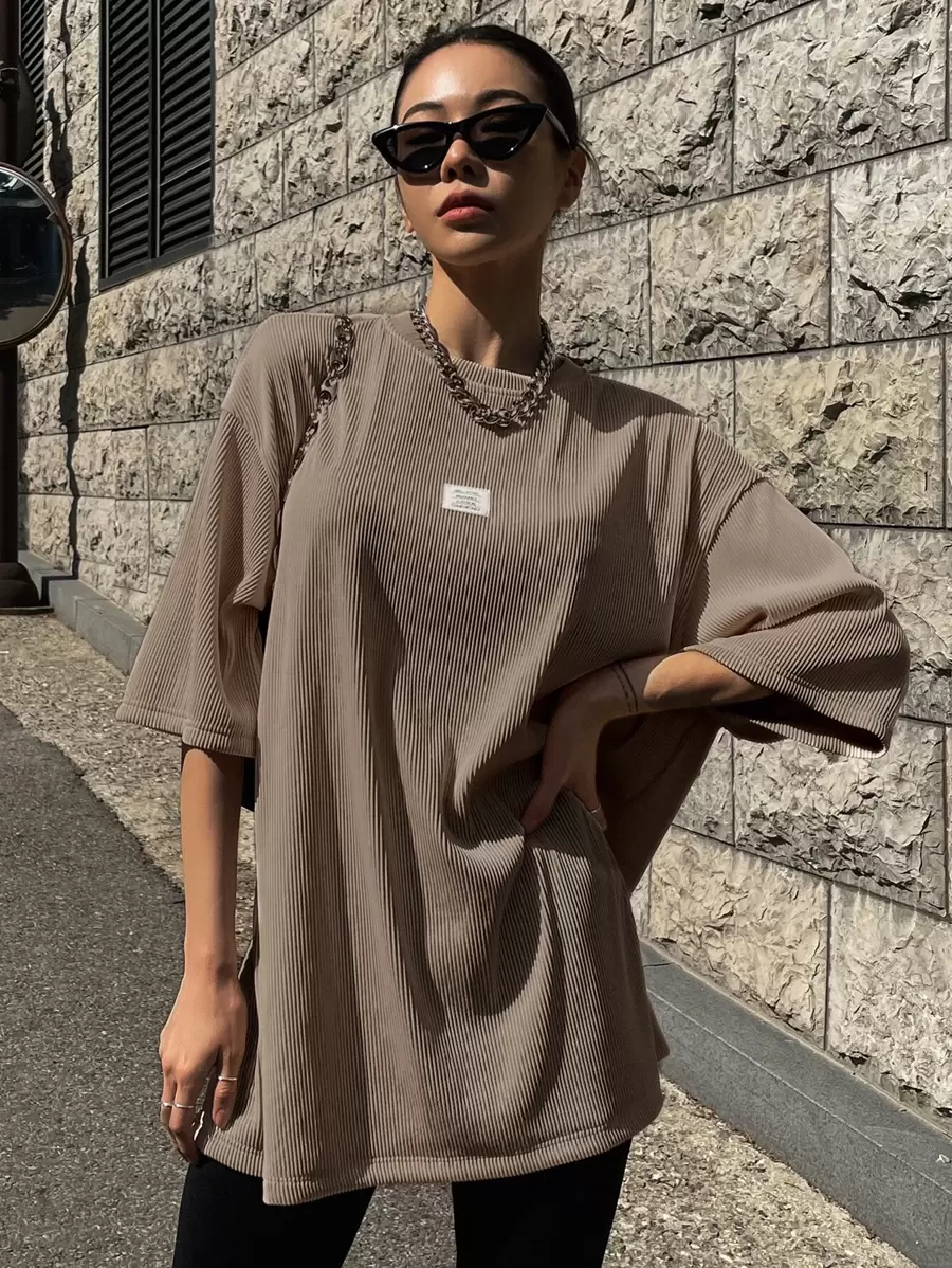 DAZY 字母貼片細節垂墜肩t恤 - 摩卡棕 - 查看 1