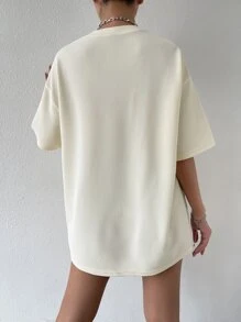 Flirla Camiseta gráfica de mujer con cuello de caída y bordado de letra - Beis - Ver 2