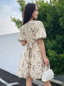 DAZY 印花燈籠袖腰帶A字連衣裙 - 米色 - 查看 2