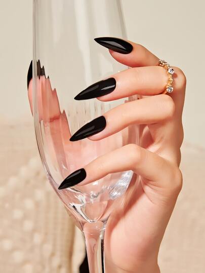 Actualice instantáneamente su aspecto con un conjunto de 24 piezas de uñas postizas con acabado negro sólido y brillante de tipo estilete extra largo, 1 lima de uñas y 1 hoja de suministros de uñas con cinta adhesiva