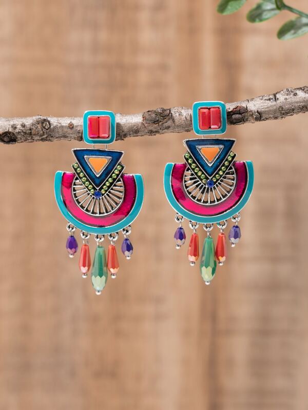 زوج من الأقراط البوهيمية المرصعة باليد ذات شكل القطرة ومطلي بالايمال والكريستال، نمط الزهور والتوزيع اللوني مصمم بشكل عشوائي، اختلافات طفيفة في الشكل والدرجة اللونية