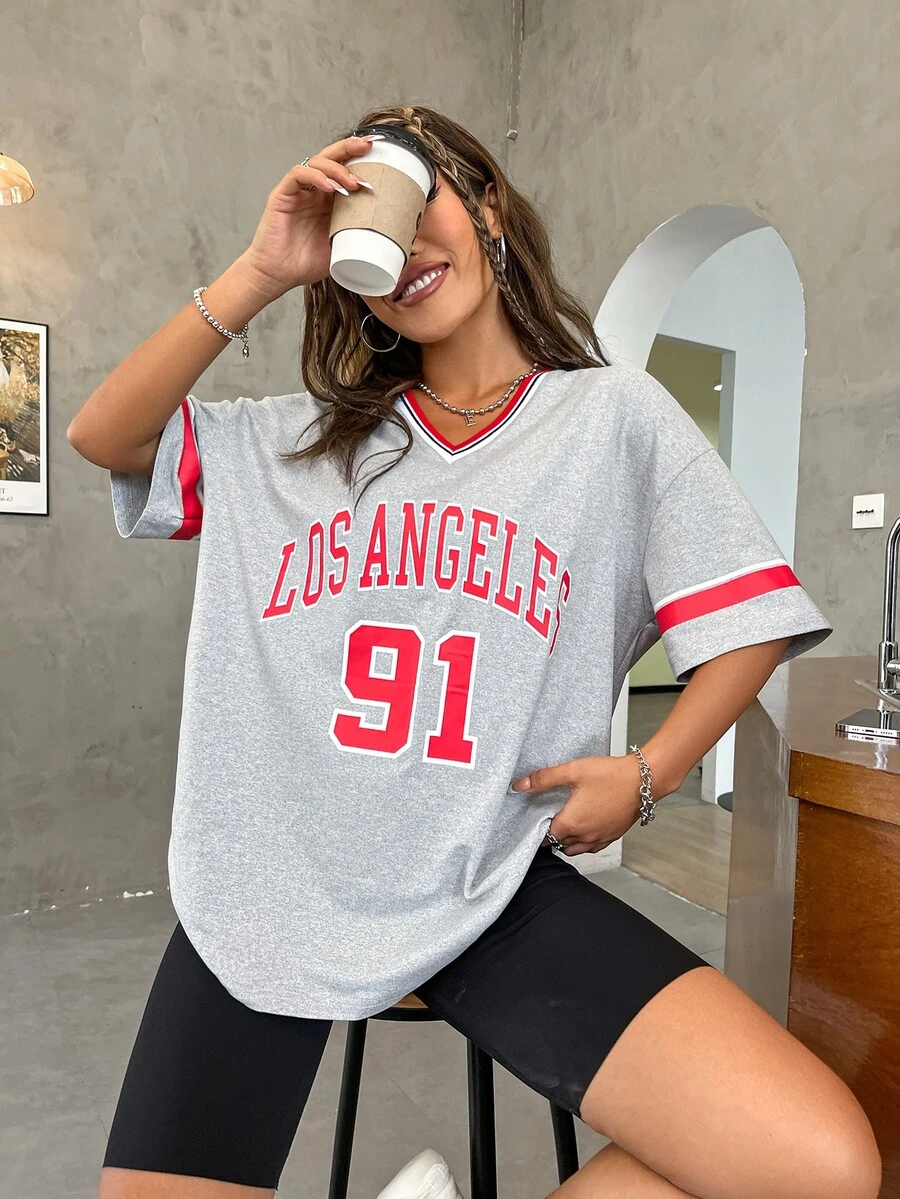 SHEIN Unity Camiseta de hombros caídos con estampado de letra ribete de rayas - Gris Claro - Ver 1