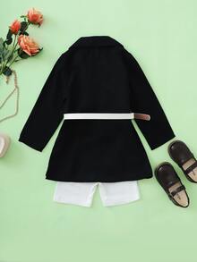 小女童戧駁領腰帶外套和吊帶上衣和短褲