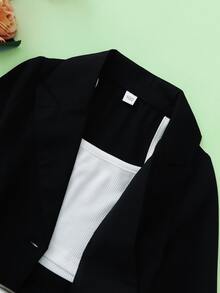 小女童戧駁領腰帶外套和吊帶上衣和短褲