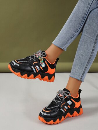 Zapatillas deportivas chunky con diseño de letra con cordón delantero