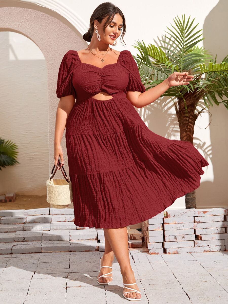 SHEIN Privé 大碼紋理質感鏤空胸部褶皺後背打褶荷葉邊連衣裙 - 酒紅色 - 查看 1