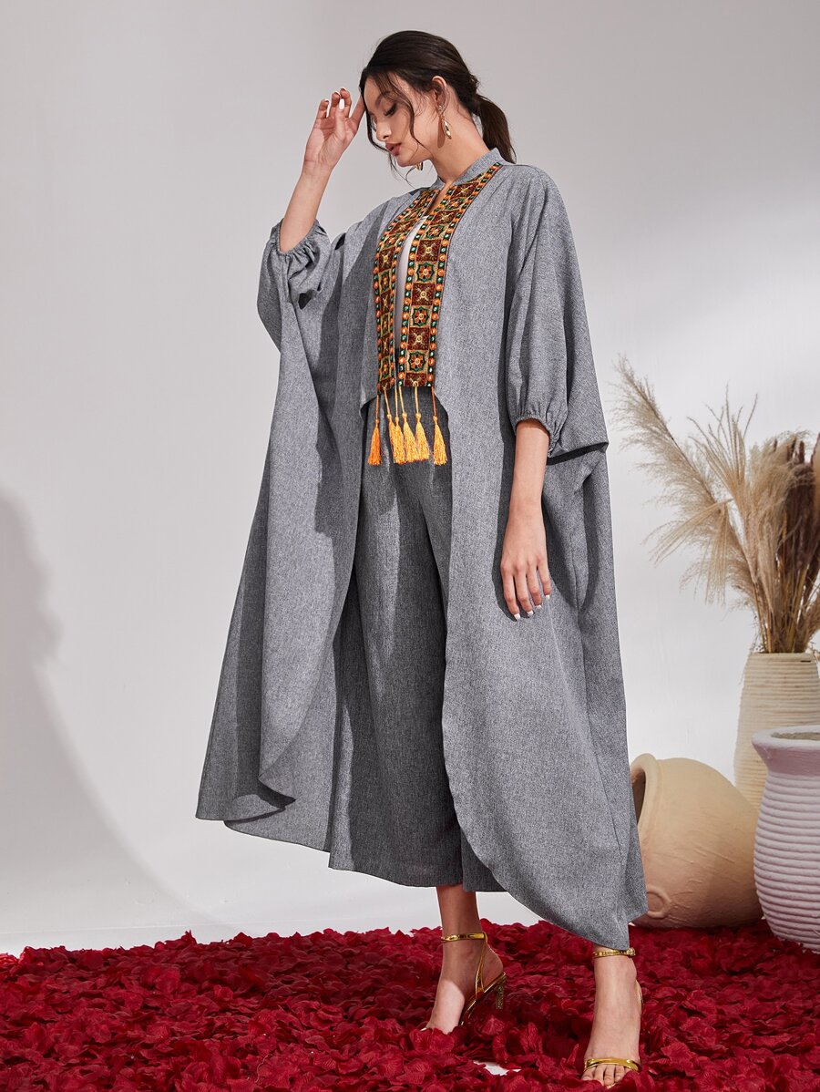 Al Najma 花卉刺繡流蘇系帶蝙蝠袖開門襟外套和褲子 - 灰色 - 查看 1