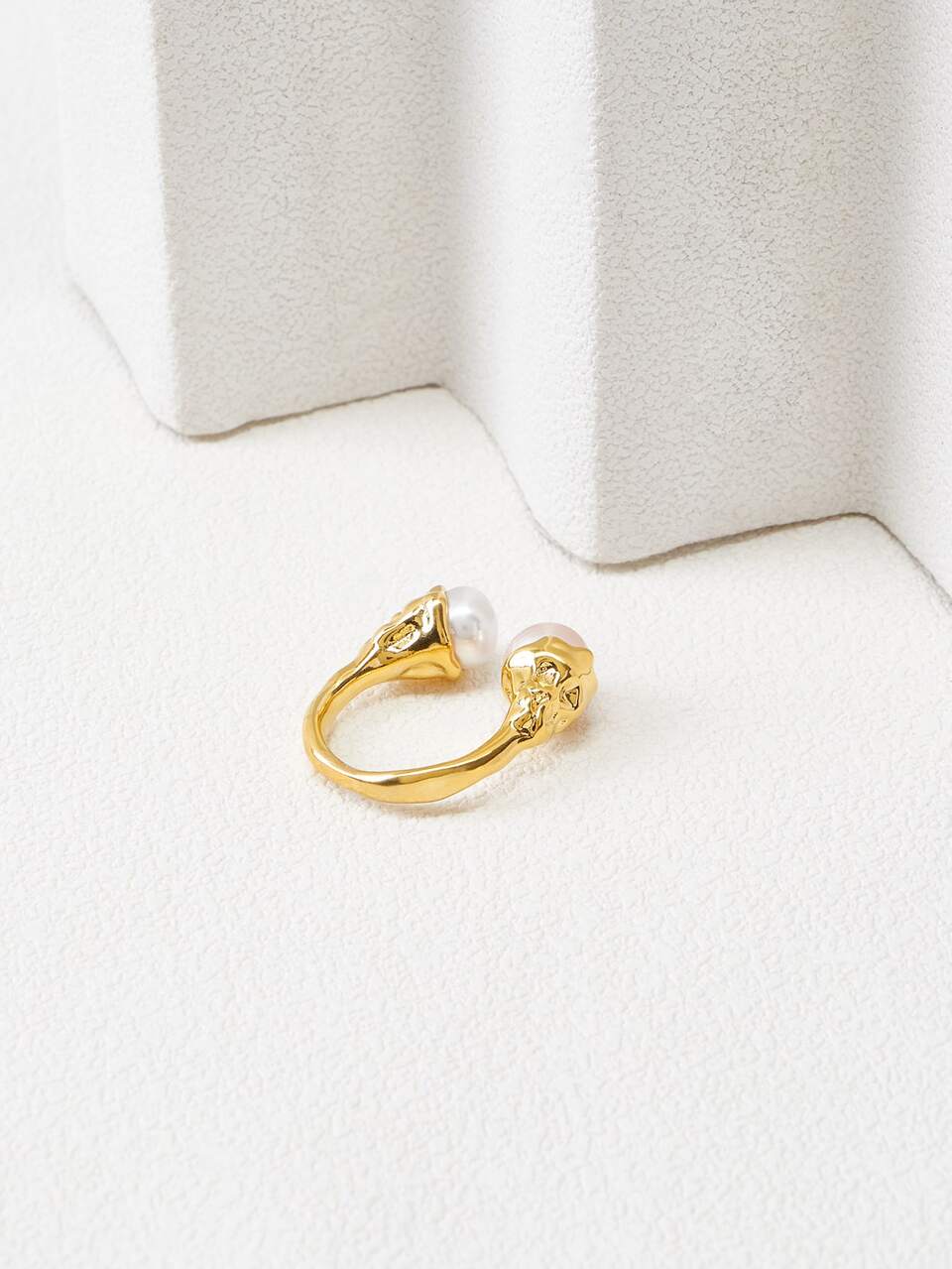 MOTF NATURAL PEARL DECOR CUFF RING
