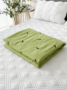 Honeybee Embroidered Quilted Bedspread - Green - View 2