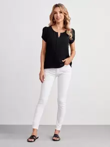 EMERY ROSE بلوزة بياقة مفصصة وأكمام على شكل بتلة - الأسود - مشاهدة 4