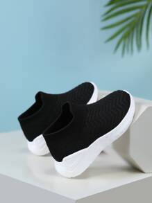 Boys Minimalist Slip On Running Shoes - Black - View 1