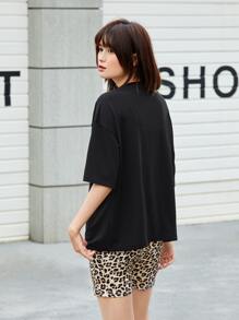 Muchica 落肩字母圖案上衣和豹紋機車短褲套裝 - 彩色 - 查看 2