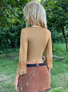 ROMWE PUNK 頹廢搖滾印花缺口領木耳邊短款T恤 - 卡其色 - 查看 2