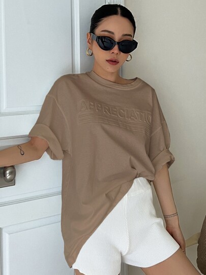 تي شيرت بنمط حرف الانجليزية وكتف منخفض