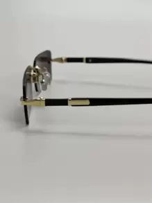 1副男士无框双灰色方形装饰时尚眼镜，可作沙滩配饰，打造街头风造型，适合搭配毛衣、夹克、卫衣、连帽衫、皮裤和工装裤，是夏季海滩度假、户外活动和旅行的理想之选。 - 漸層 - 查看 3