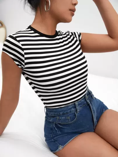 SHEIN Essnce Camiseta con estampado de rayas de cuello redondo