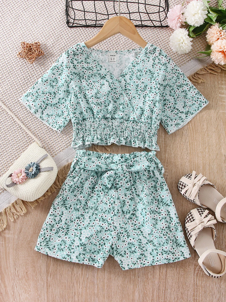 小女童小碎花打褶木耳邊上衣和紙袋腰附腰帶短褲