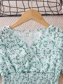 小女童小碎花打褶木耳邊上衣和紙袋腰附腰帶短褲