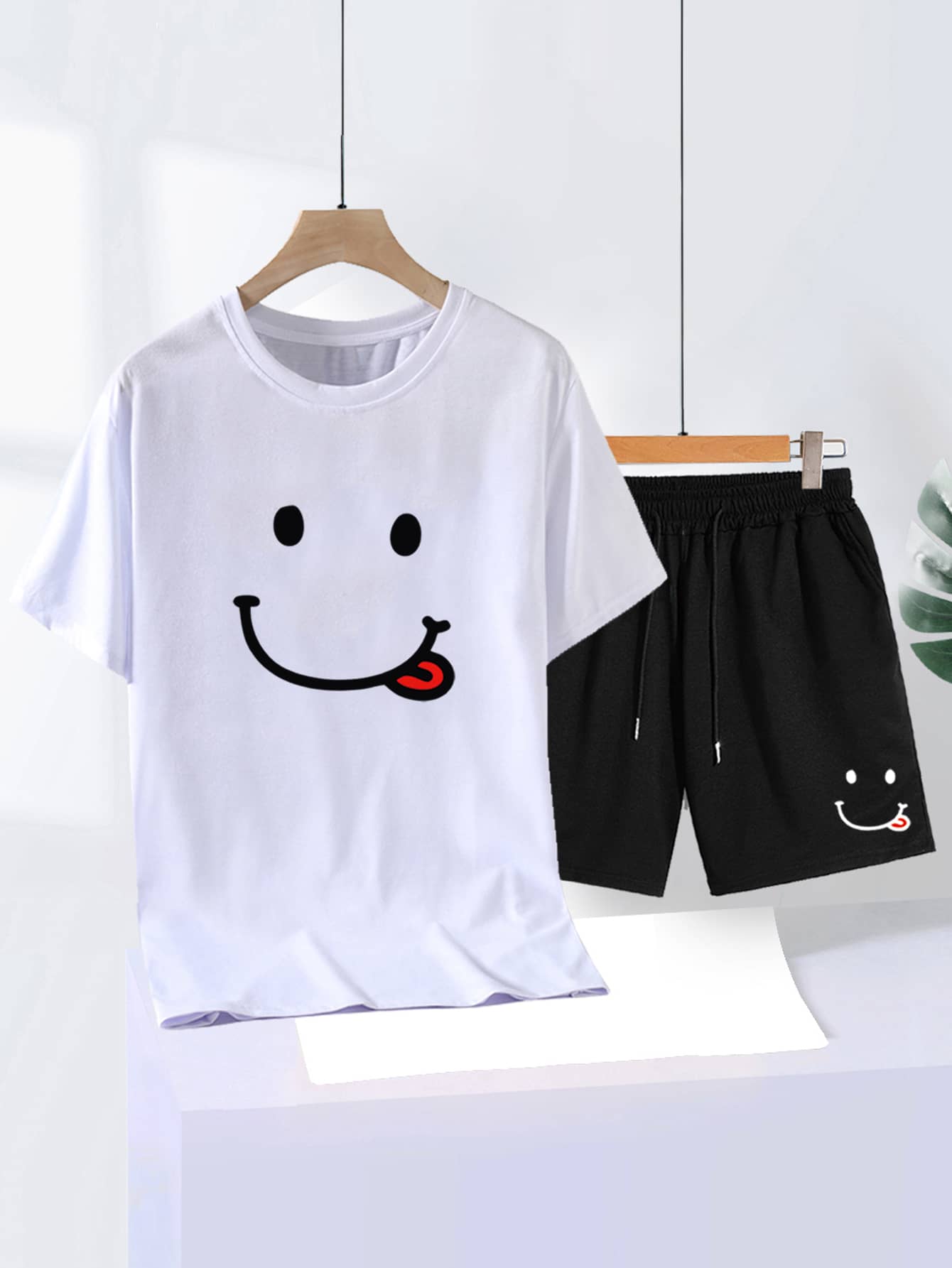Manfinity Hypemode Hombres Camiseta con estampado de dibujos animados & Shorts de cintura con cordón - Blanco y Negro - Ver 1