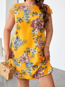 SHEIN LUNE Plus Floral Print Contrast Guipure Lace Keyhole Neck Tunic Dress - Yellow - View 1