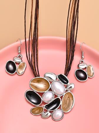 Collar con diseño geométrico con pendientes largos