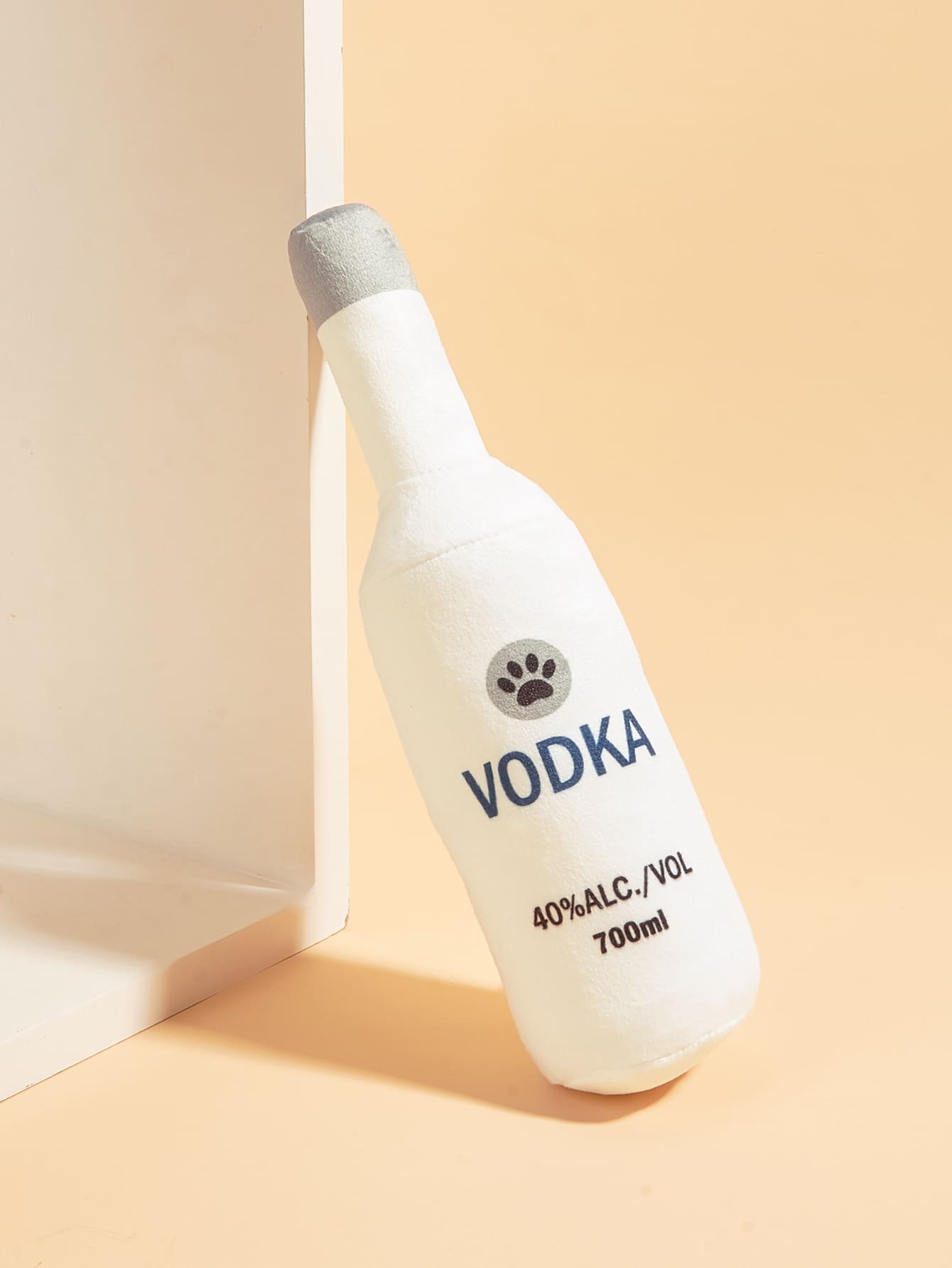 A Mini Plush Toy Designed As A Wine Bottle, Not Suitable For Pets To Chew. It Contains A Built-In Sounder To Attract Pets' Attention.