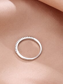 1枚銀色單排立方氧化鋯戒指