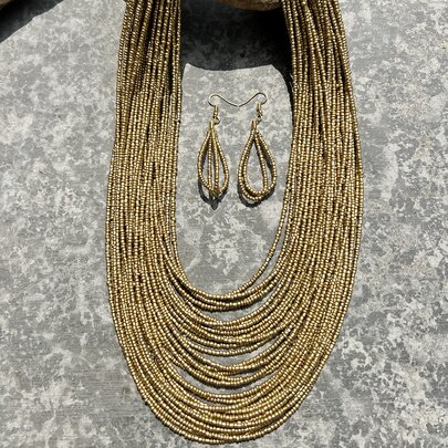 Collar a capas con cuenta con pendientes largos